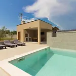 Ferienhaus Mit Privatpool Fuer 8 Personen Ca 120 Qm In Sisan, Istrien Suedkueste Von Istrien