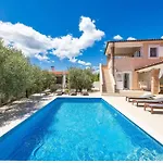 Ferienhaus Mit Privatpool Fuer 8 Personen Ca 220 Qm In Peruski, Istrien Bucht Von Rasa