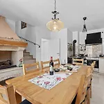 Ferienhaus Mit Privatpool Fuer 8 Personen Ca 220 Qm In Peruski, Istrien Bucht Von Rasa
