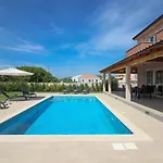 Ferienhaus Mit Privatpool Fuer 8 Personen Ca 178 Qm In Pula, Istrien Istrische Riviera