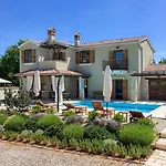 Ferienhaus Mit Privatpool Fuer 8 Personen Ca 179 Qm In Jursici, Istrien Binnenland Von Istrien