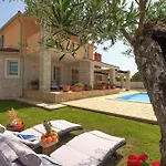 Ferienhaus Mit Privatpool Fuer 9 Personen Ca 200 Qm In Gajana, Istrien Istrische Riviera
