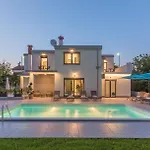 Ferienhaus Mit Privatpool Fuer 9 Personen Ca 248 Qm In Porec, Istrien Istrische Riviera
