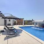 Ferienhaus Mit Privatpool Fuer 14 Personen Ca 280 Qm In Loborika, Istrien Suedkueste Von Istrien