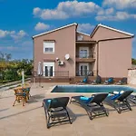 Ferienhaus Mit Privatpool Fuer 10 Personen Ca 200 Qm In Belavici, Istrien Bucht Von Rasa