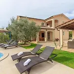 Ferienhaus Mit Privatpool Fuer 10 Personen Ca 170 Qm In Brgod, Istrien Bucht Von Rasa