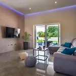 Ferienhaus Mit Privatpool Fuer 6 Personen Ca 110 Qm In Belavici, Istrien Bucht Von Rasa