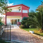 Cozy Home In Pomer With Kitchen