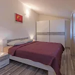 Beautiful Home In Liznjan With Ethernet Internet