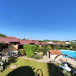 Poolside Compact Family Cottage Lea