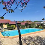 Poolside Compact Family Cottage Sara