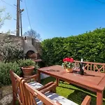 Apartment With Whirlpool And Bbq Near Porec