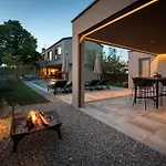 Luxury Villa Lipa Tree