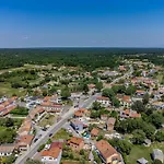 Ferienhaus Mit Privatpool Fuer 6 Personen Ca 140 Qm In Loborika, Istrien Suedkueste Von Istrien