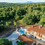 Charmantes Apartment Im Gruenen Mit Pool