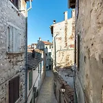 Gorgeous Studio Tiramola
