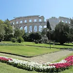 Two-Bedroom Apartment Pula Near Sea 1