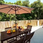 Sandy Bay Apartments - Free Mountainbike Rental -
