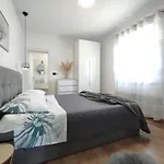 Villa Vine - New Luxury Holiday House In A Green Oasis