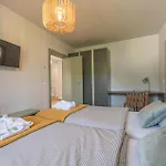 3 Bedroom Lovely Home In Hum