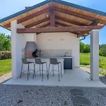 3 Bedroom Lovely Home In Hum