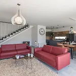 Modern Holiday Home In Novigrad With Swimming Pool