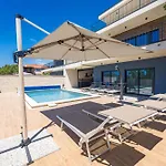 Villa Bay I Near Medulin For 9 People With Heated Pool - Playground & Whirpool Only 100 Meters From The Beach - Pet Friendly