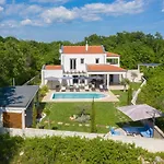 Villa Unica For 8 People In Central Istra, Very Quiet And Luxurious Retreat Only 15 Minutes From Azure Blue Sea