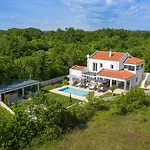 Villa Unica For 8 People In Central Istra, Very Quiet And Luxurious Retreat Only 15 Minutes From Azure Blue Sea