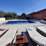 Ferienhaus Sabina Mit Zwei Ferienwohnung Und Pool