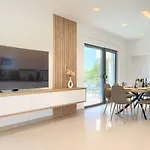 Luxusvilla Mit Pool, Grillplatz 1 Km Zum Strand
