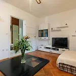 Two-Bedroom App 'Castegner' With Garden & Free Parking