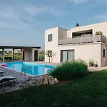 Apartment Enjoy Blue, With Pool & Pets Welcome