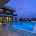 Luxury Villa Luni With Big Private Pool And Hot Tub In Medulin