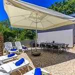 Apartments Vanessa With Shared Pool
