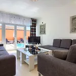 Ferienhaus Mit Privatpool Fuer 14 Personen Ca 360 Qm In Medulin, Istrien Suedkueste Von Istrien