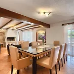 Beautiful Villa Gospodi With Pool In Tinjan