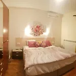 Aneli Rooms & Apartament