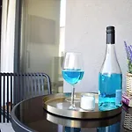 Luxe Central Apartment With Private Parking****