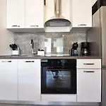 Luxe Central Apartment With Private Parking****