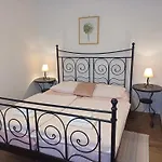 Apartments & Rooms Darrer