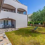 2 Bedroom Beautiful Apartment In Medulin