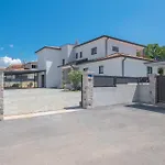 1 Bedroom Lovely Apartment In Porec