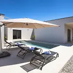 Villa Nauta - Beautiful Ground Floor Villa For 4 People With Playground & Sauna Pula