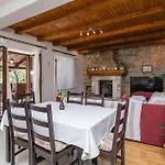 Cozy Home In Marcana With Kitchen