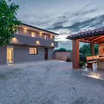 Holiday House Leone