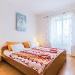 3 Bedroom Lovely Apartment In Pula