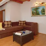4 Bedroom Cozy Home In Jakacici