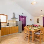 2 Bedroom Cozy Home In Liznjan