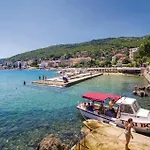 2 Bedroom Pet Friendly Apartment In Kolavici